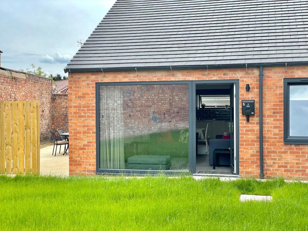 Garden View - 2 Bedroom Bungalow York Bagian luar foto
